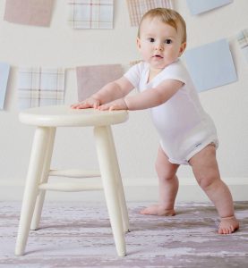 Pararse con apoyo. Equilibrio bebé de 10 a 12 meses