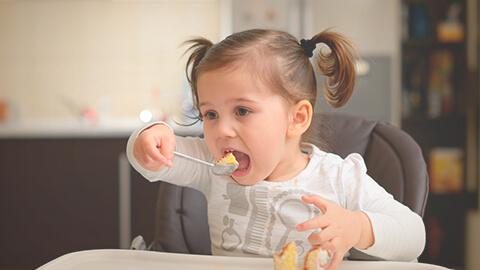 niños de 3 a 5 años comiendo