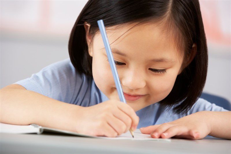 niños de 3 a 5 años escribiendo