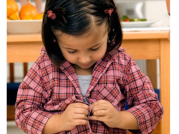 niños de 3 a 5 años vistiendose solos