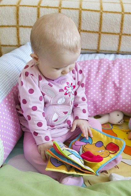 bebé leyendo