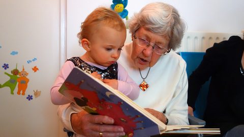 leyendo a su bebe