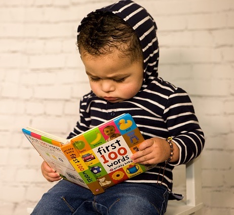 bebé leyendo