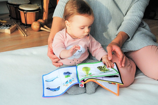 bebé con mamá leyendo