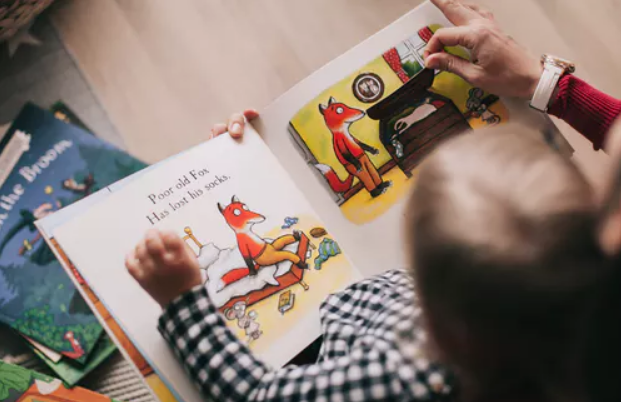 leyendo a su bebé